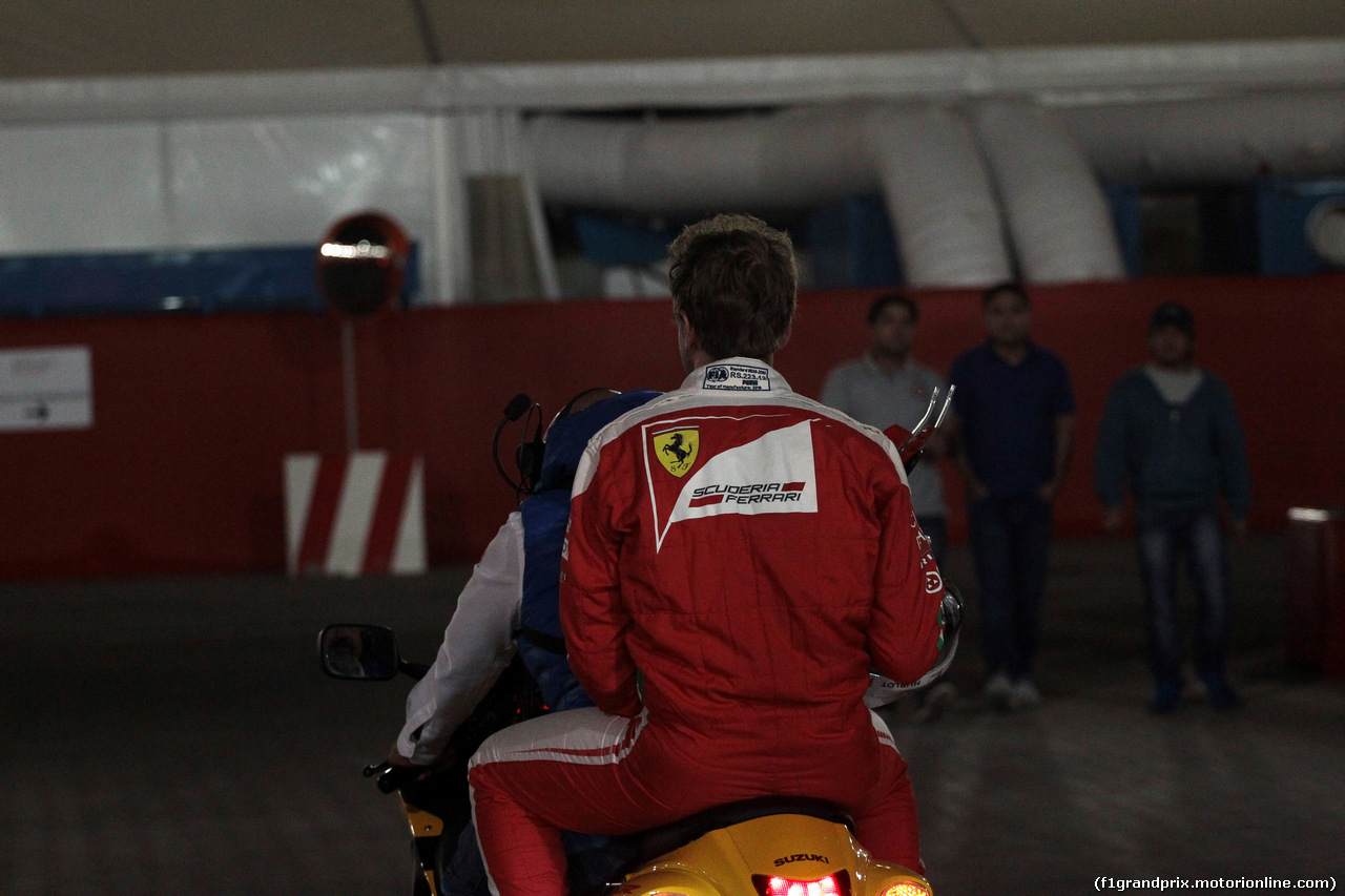 GP BAHRAIN, 01.04.2016 - Prove Libere 2, Sebastian Vettel (GER) Ferrari SF16-H stopped on the track