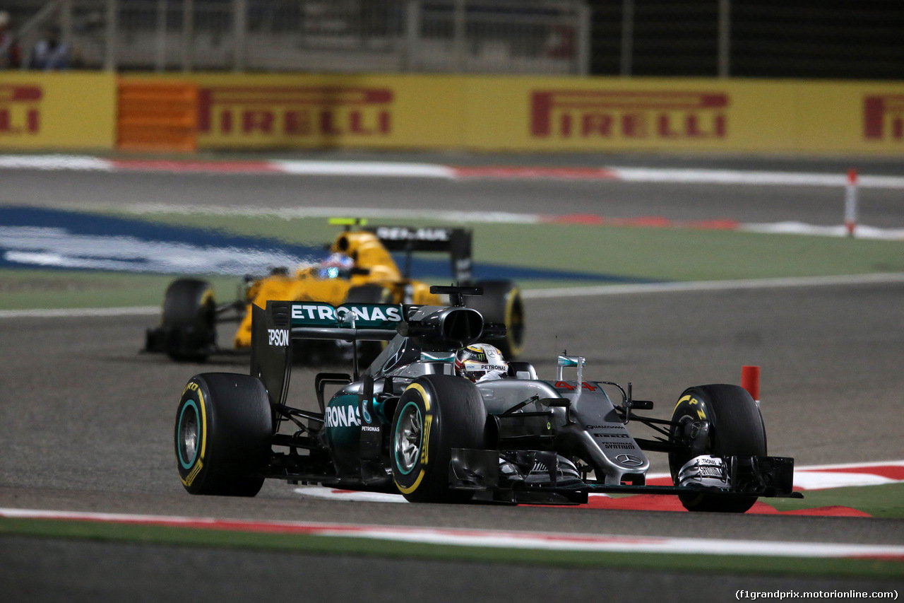 GP BAHRAIN, 01.04.2016 - Prove Libere 2, Lewis Hamilton (GBR) Mercedes AMG F1 W07 Hybrid