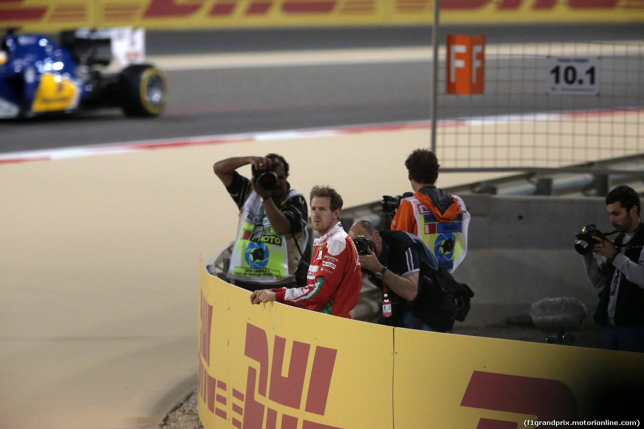 GP BAHRAIN, 01.04.2016 - Prove Libere 2, Sebastian Vettel (GER) Ferrari SF16-H stopped on the track