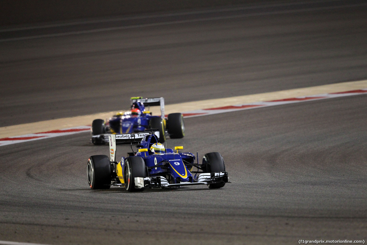 GP BAHRAIN, 01.04.2016 - Prove Libere 2, Marcus Ericsson (SUE) Sauber C34 davanti a Felipe Nasr (BRA) Sauber C34