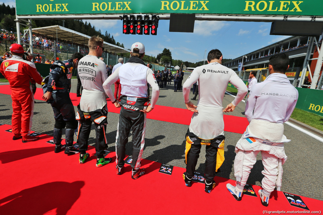 GP BELGIO, (L to R): Nico Hulkenberg (GER) Sahara Force India F1; Romain Grosjean (FRA) Haas F1 Team; Jolyon Palmer (GBR) Renault Sport F1 Team; e Pascal Wehrlein (GER) Manor Racing, as the grid observes the national anthem.
28.08.2016. Gara