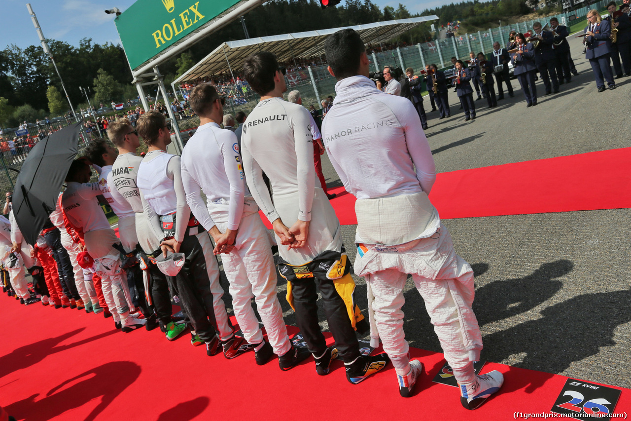 GP BELGIO, (L to R): Nico Hulkenberg (GER) Sahara Force India F1; Romain Grosjean (FRA) Haas F1 Team; Jenson Button (GBR) McLaren; Jolyon Palmer (GBR) Renault Sport F1 Team; e Pascal Wehrlein (GER) Manor Racing, as the grid observes the national anthem.
28.08.2016. Gara