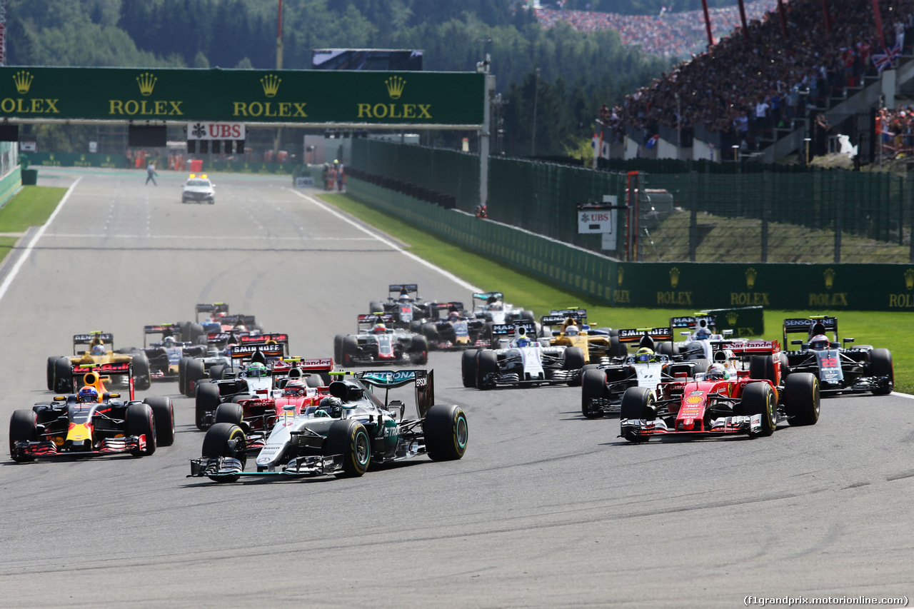 GP BELGIO, Nico Rosberg (GER) Mercedes AMG F1 W07 Hybrid davanti a at the partenza of the race.
28.08.2016. Gara