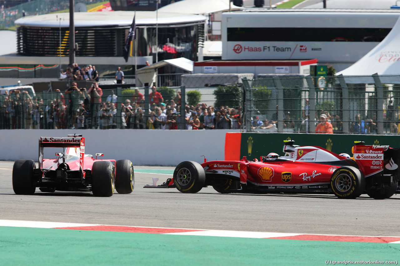 GP BELGIO, Sebastian Vettel (GER) Ferrari SF16-H spins alongside team mate Kimi Raikkonen (FIN) Ferrari SF16-H at the partenza of the race.
28.08.2016. Gara