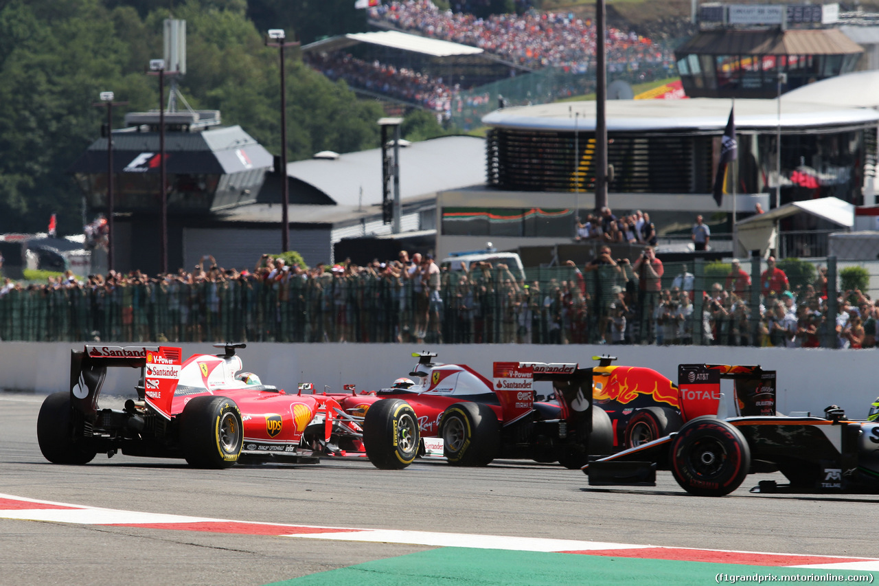 GP BELGIO, Sebastian Vettel (GER) Ferrari SF16-H spins alongside team mate Kimi Raikkonen (FIN) Ferrari SF16-H at the partenza of the race.
28.08.2016. Gara