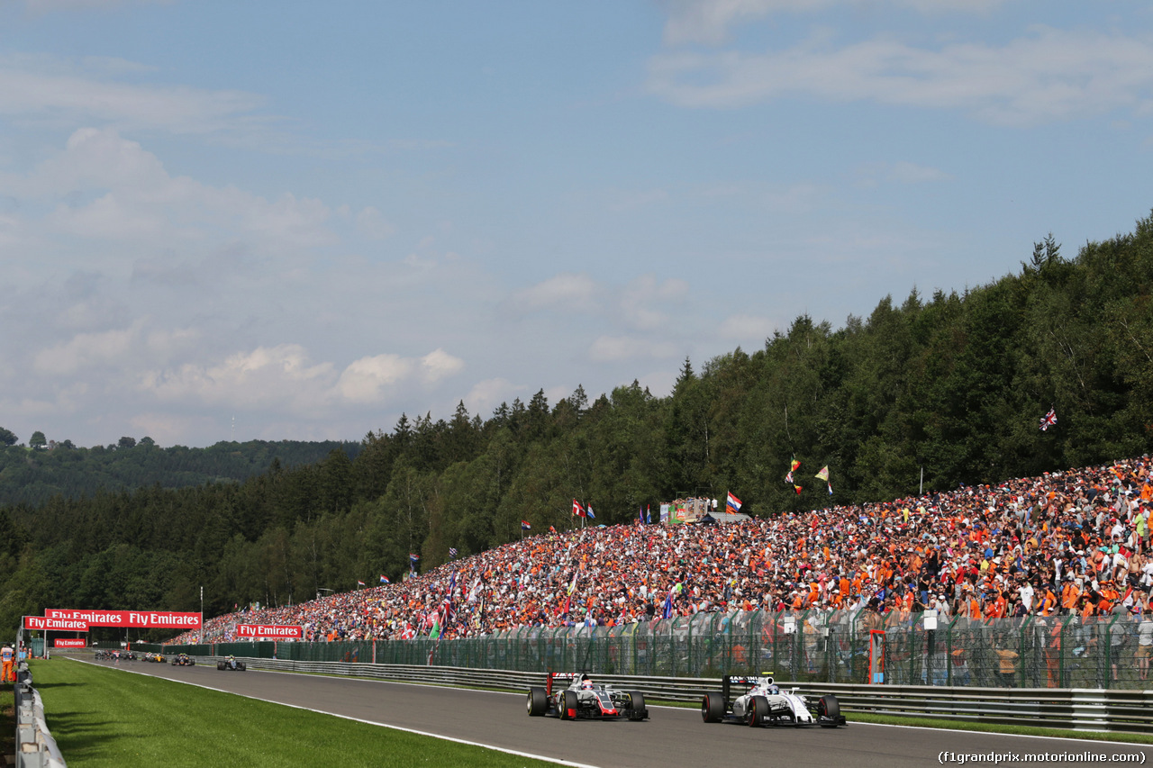 GP BELGIO, Romain Grosjean (FRA) Haas F1 Team VF-16 e Valtteri Bottas (FIN) Williams FW38 battle for position.
28.08.2016. Gara