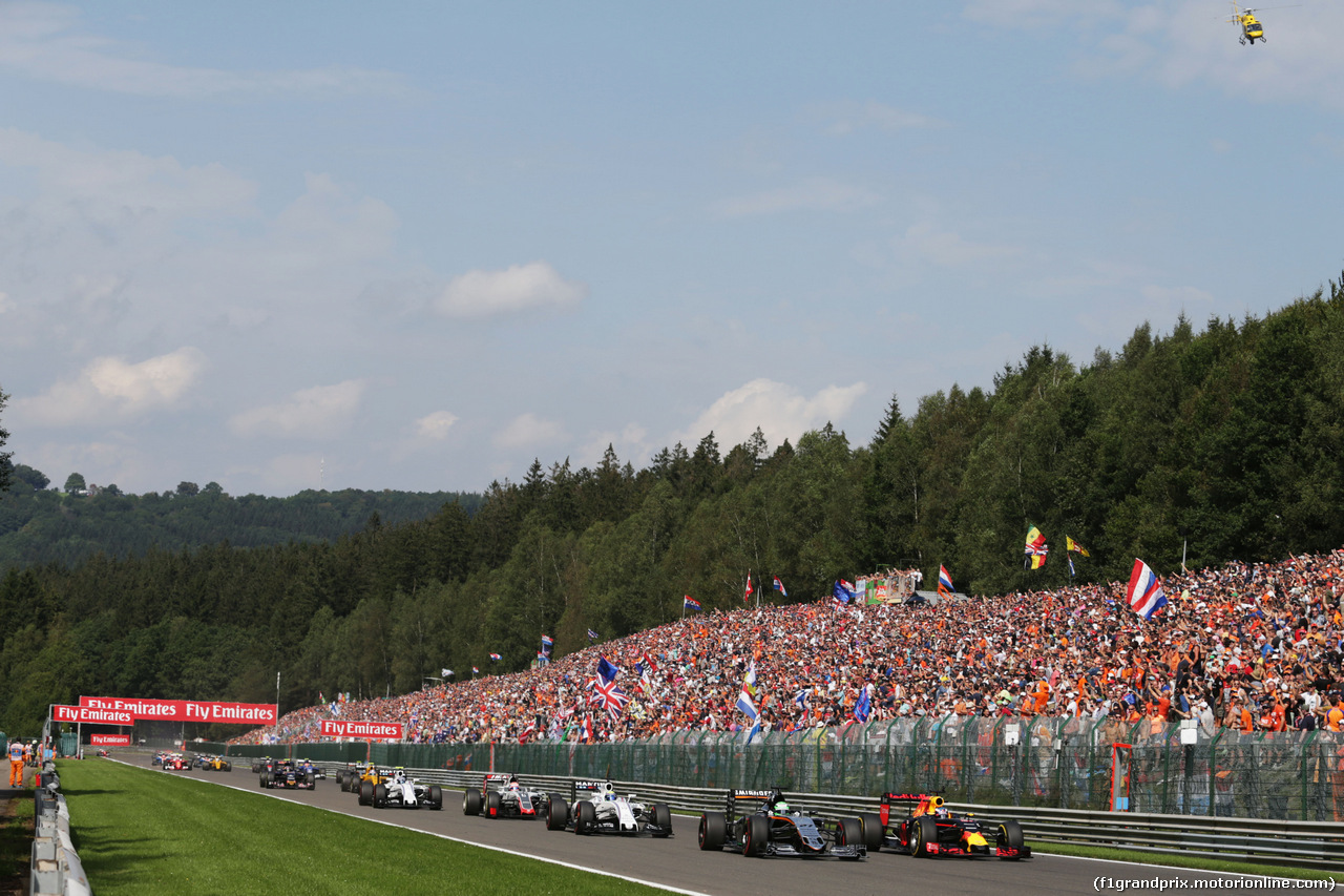 GP BELGIO, Nico Hulkenberg (GER) Sahara Force India F1 VJM09 e Daniel Ricciardo (AUS) Red Bull Racing RB12 battle for position at the partenza of the race.
28.08.2016. Gara