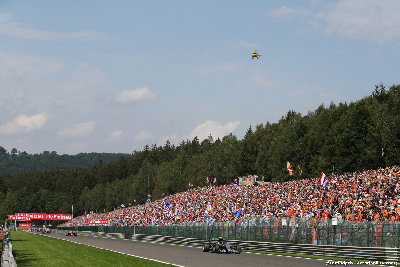 GP BELGIO, Nico Rosberg (GER) Mercedes AMG F1 W07 Hybrid davanti a at the partenza of the race.
28.08.2016. Gara