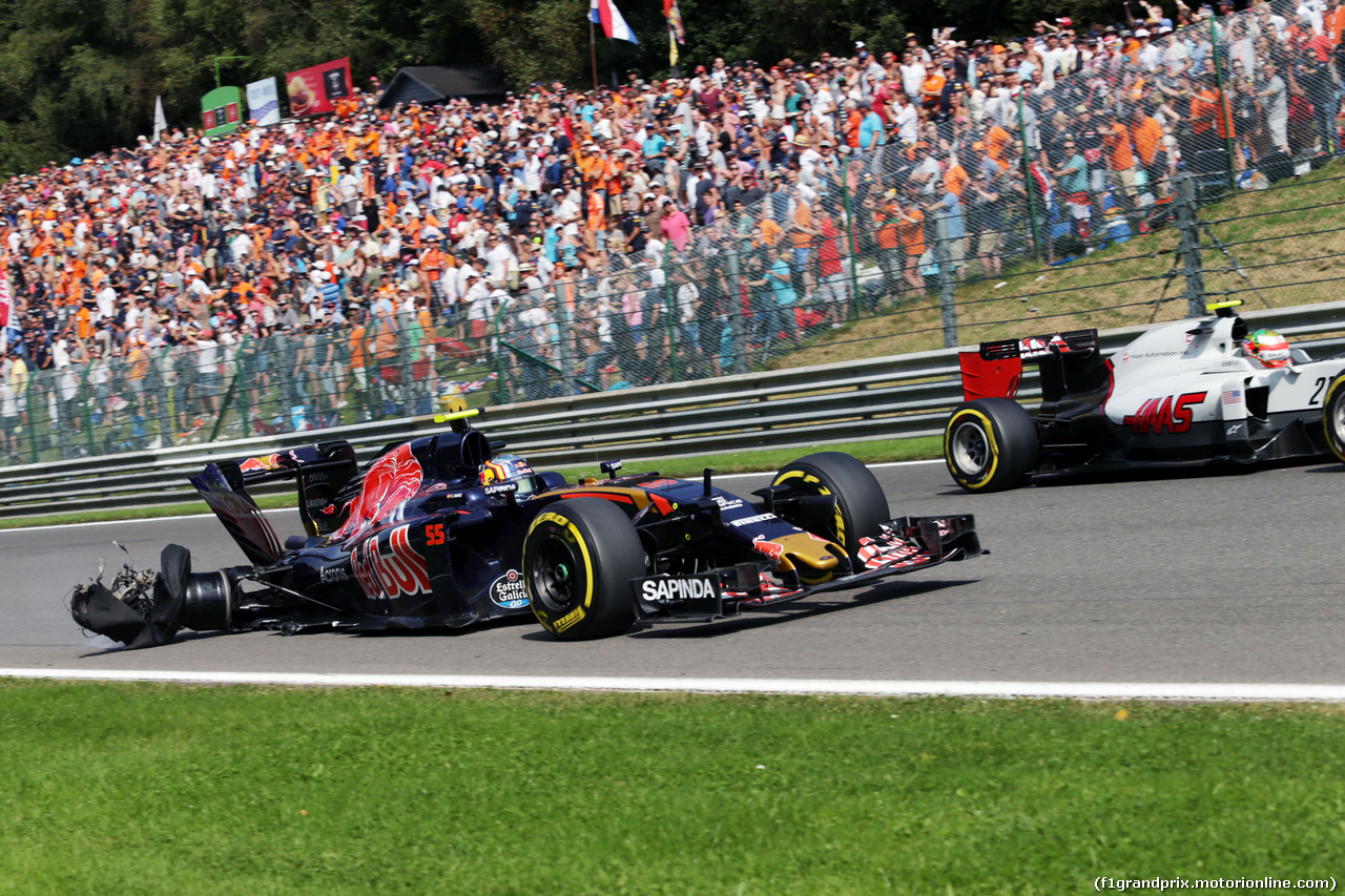 GP BELGIO, Carlos Sainz Jr (ESP) Scuderia Toro Rosso STR11 with a puncture e car damage.
28.08.2016. Gara