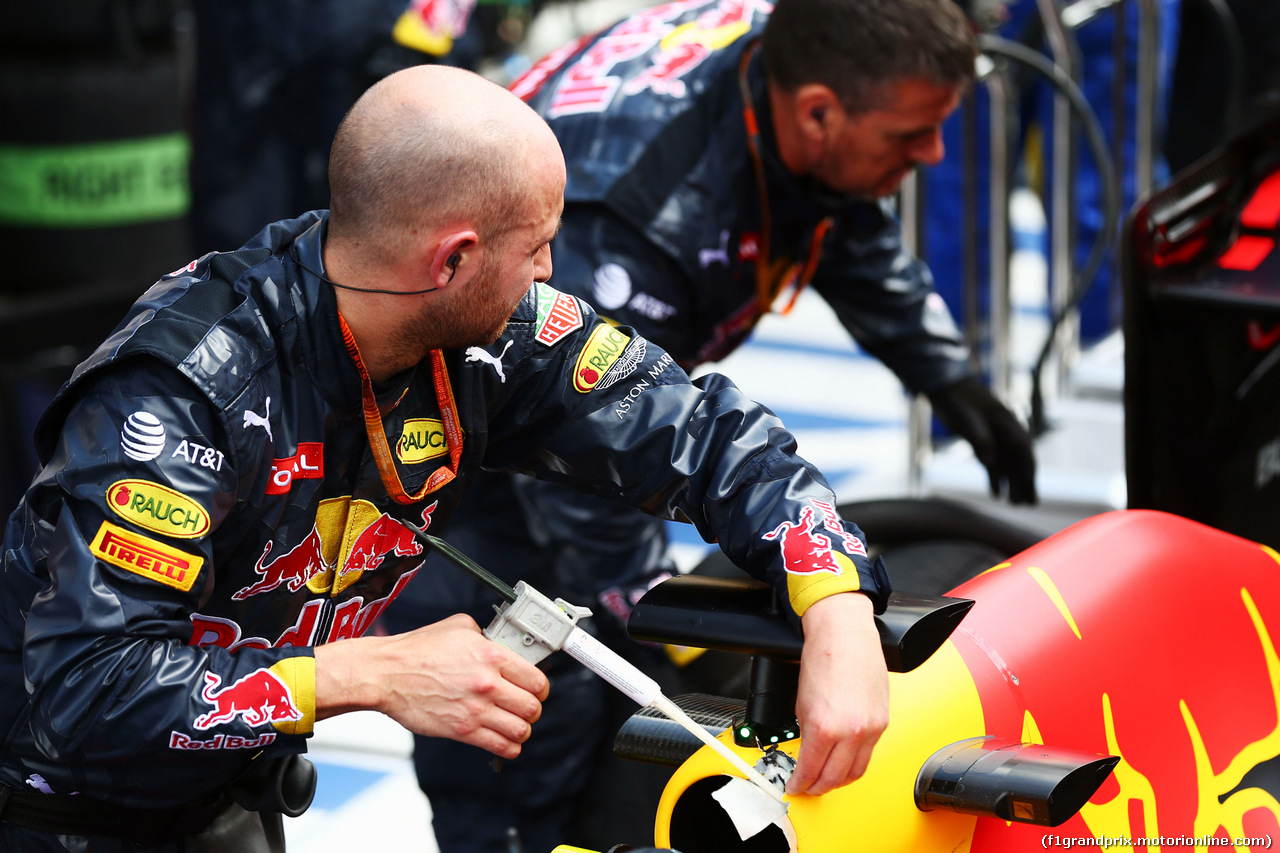 GP BELGIO, Red Bull Racing RB12 worked on by meccanici in the pits as the race is stopped.
28.08.2016. Gara