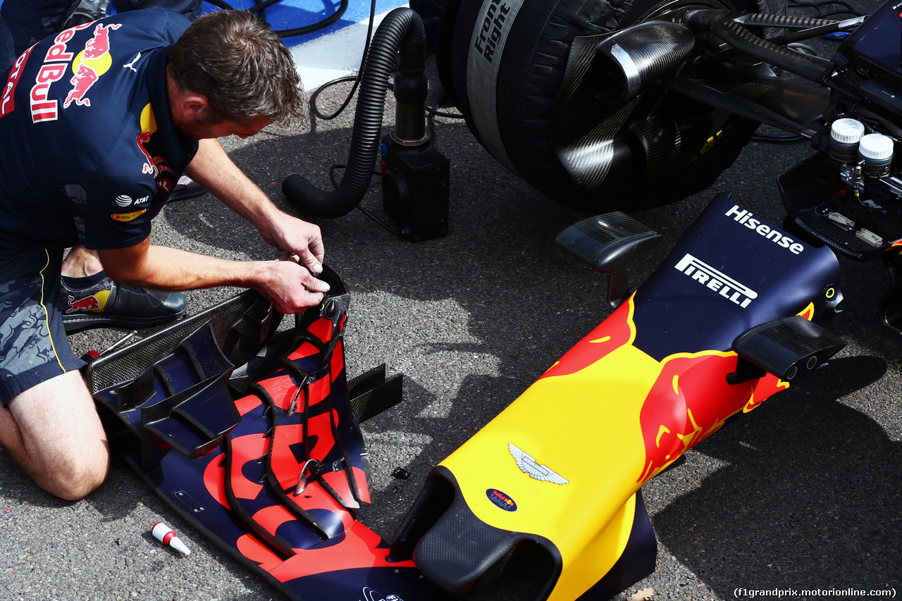 GP BELGIO, Red Bull Racing RB12 worked on by meccanici in the pits as the race is stopped.
28.08.2016. Gara