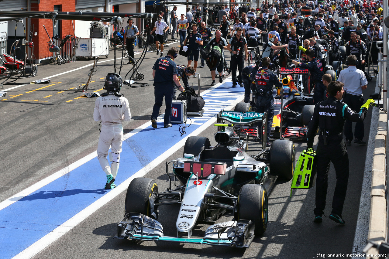 GP BELGIO, Nico Rosberg (GER) Mercedes AMG F1 W07 Hybrid in the pits as the race is stopped.
28.08.2016. Gara