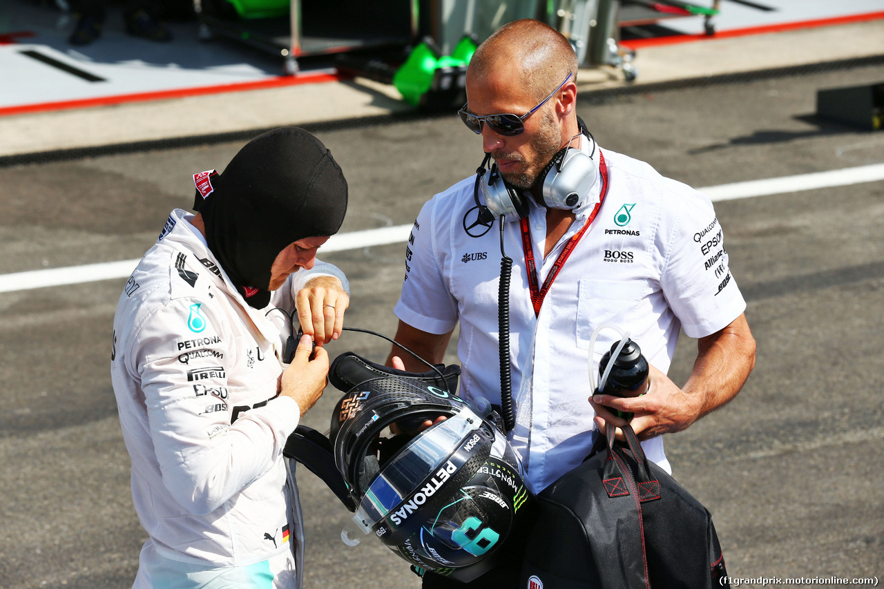 GP BELGIO, Nico Rosberg (GER) Mercedes AMG F1 with Daniel Schloesser (GER) Mercedes AMG F1 Physio in the pits as the race is stopped.
28.08.2016. Gara