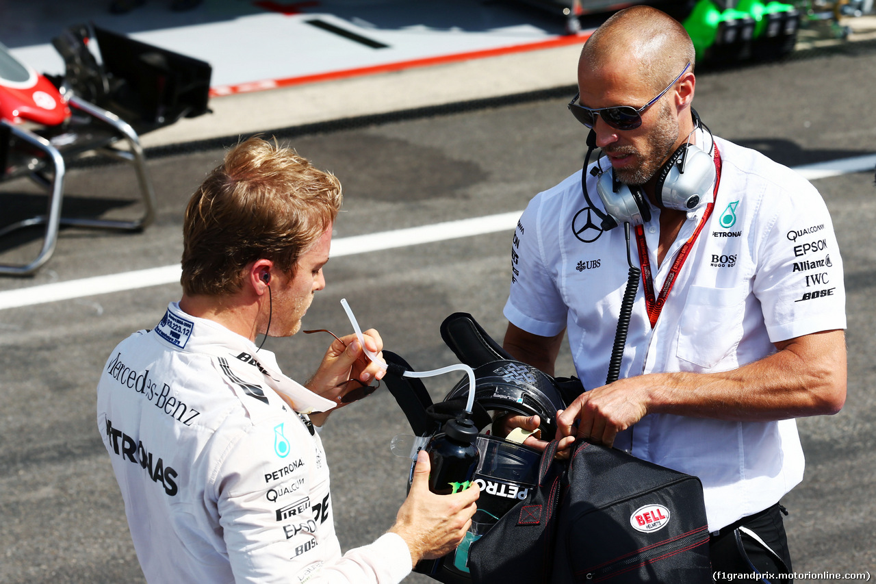 GP BELGIO, Nico Rosberg (GER) Mercedes AMG F1 with Daniel Schloesser (GER) Mercedes AMG F1 Physio in the pits as the race is stopped.
28.08.2016. Gara