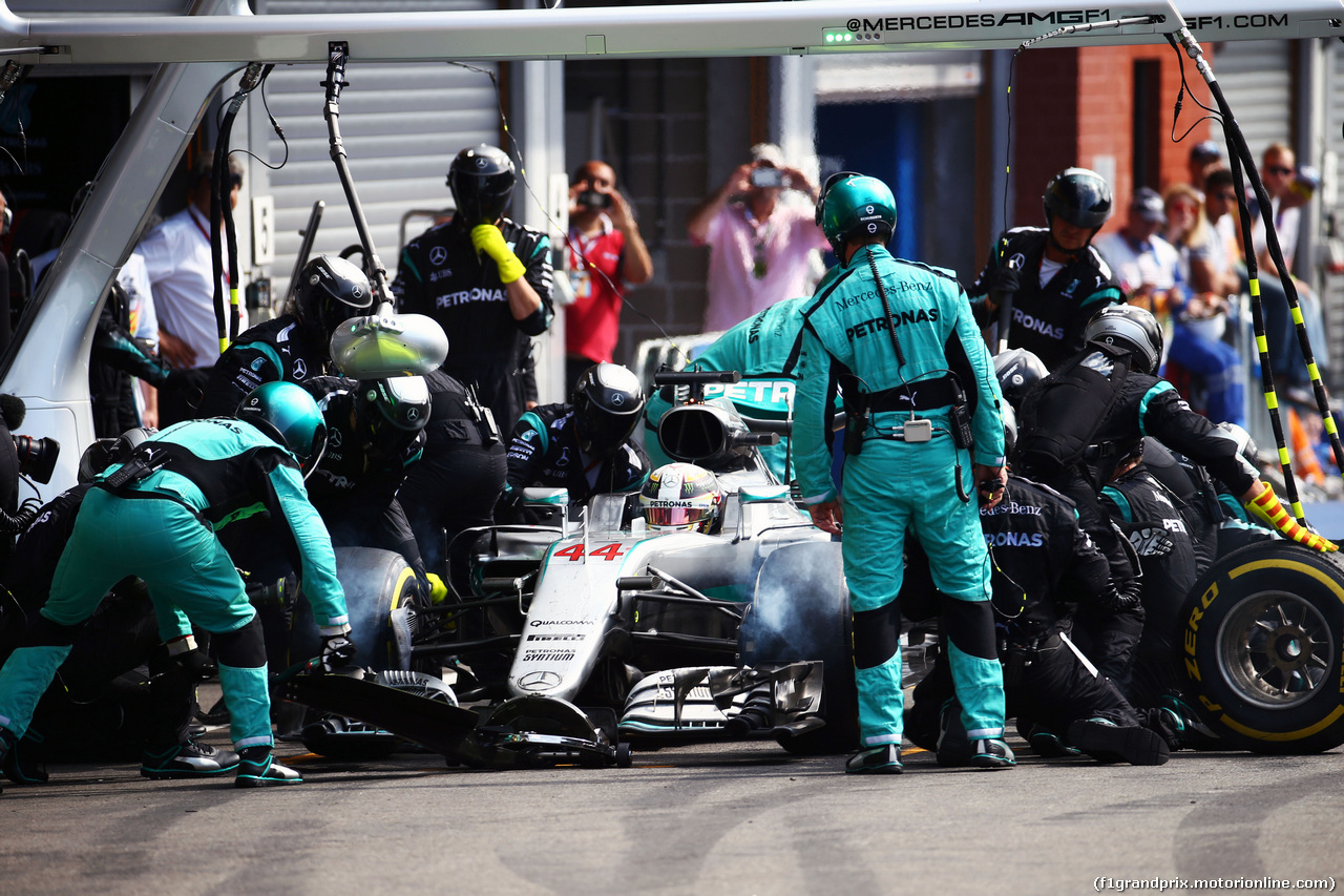 GP BELGIO, Lewis Hamilton (GBR) Mercedes AMG F1 W07 Hybrid makes a pit stop.
28.08.2016.