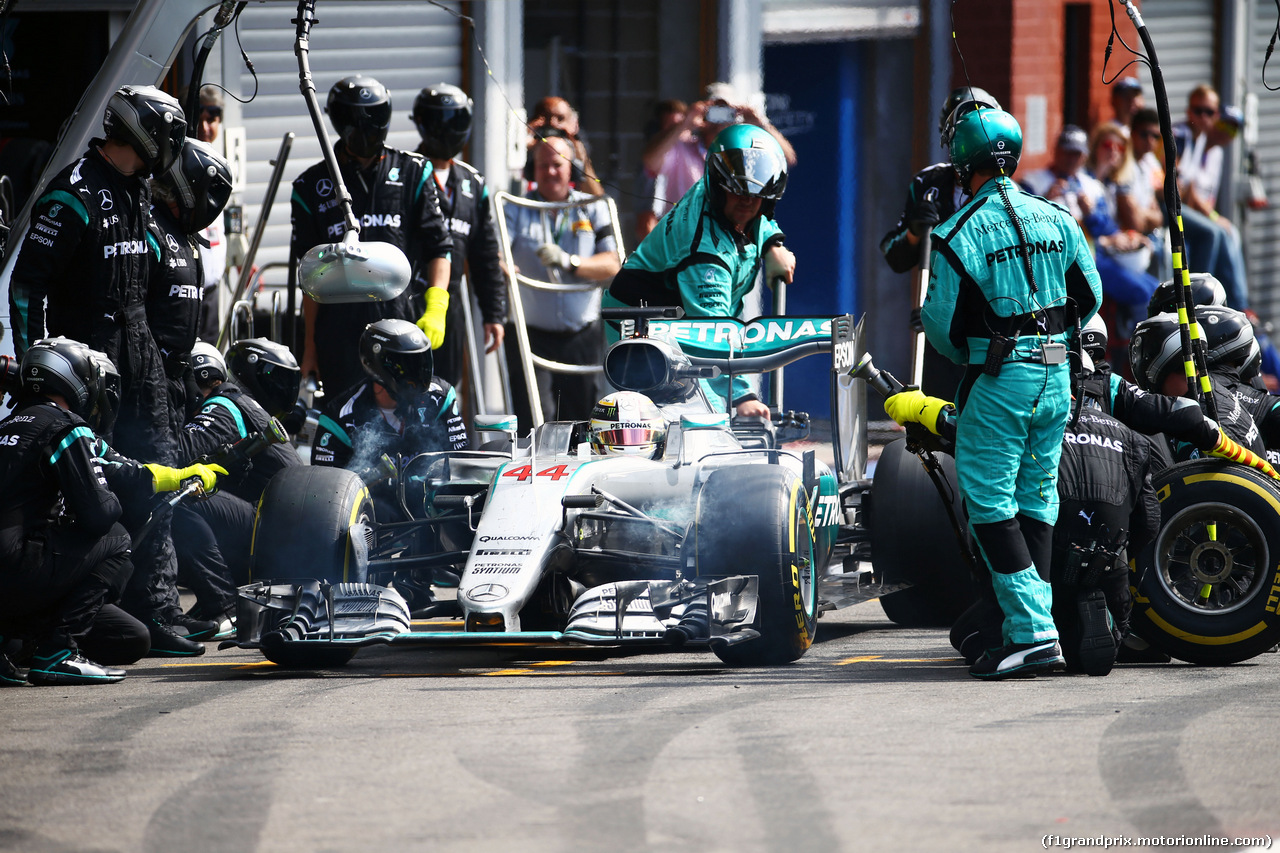 GP BELGIO, Lewis Hamilton (GBR) Mercedes AMG F1 W07 Hybrid makes a pit stop.
28.08.2016.