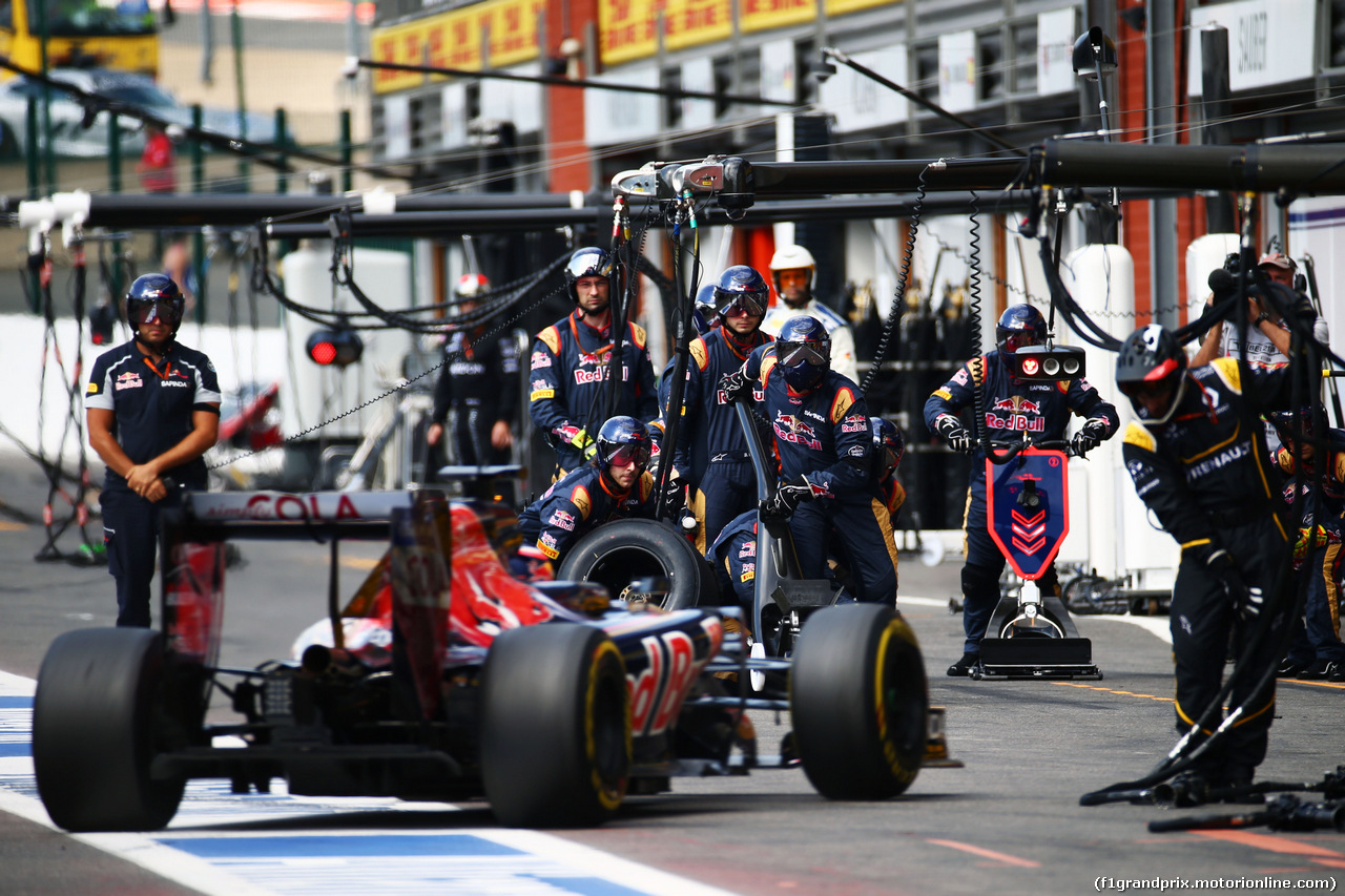 GP BELGIO, Daniil Kvyat (RUS) Scuderia Toro Rosso STR11 makes a pit stop.
28.08.2016. Gara