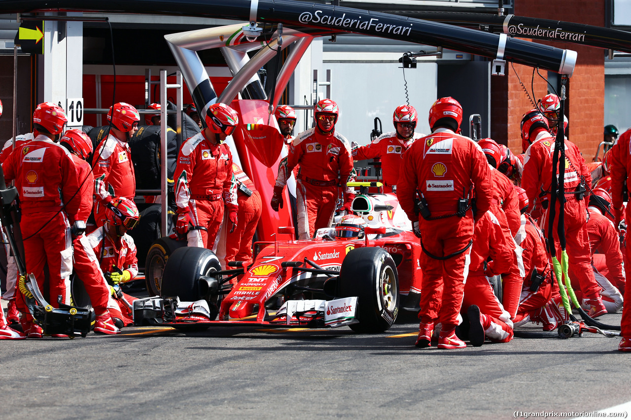 GP BELGIO, Kimi Raikkonen (FIN) Ferrari SF16-H makes a pit stop.
28.08.2016. Gara