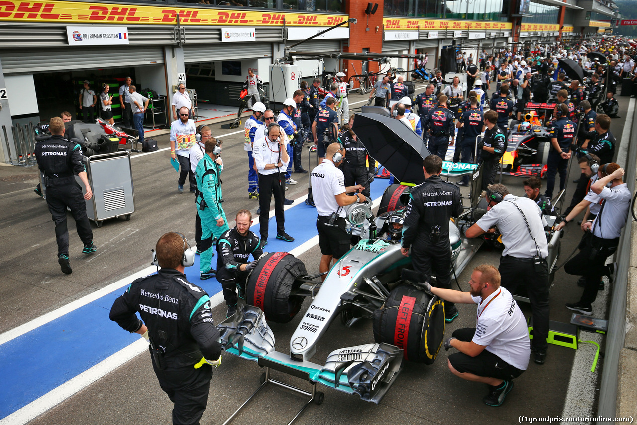 GP BELGIO, Nico Rosberg (GER) Mercedes AMG F1 W07 Hybrid in the pits as the race is stopped.
28.08.2016. Gara