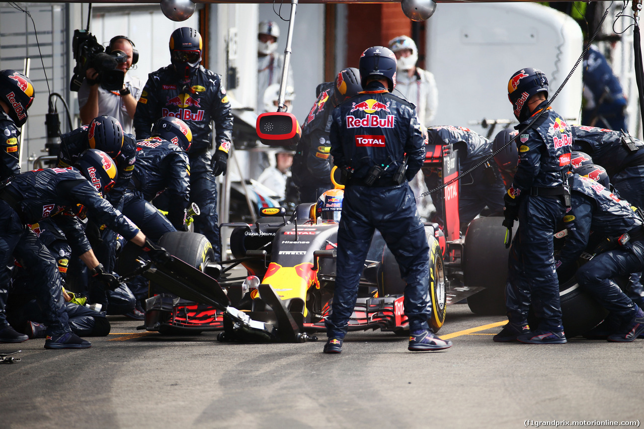 GP BELGIO, Max Verstappen (NLD) Red Bull Racing RB12 makes a pit stop.
28.08.2016. Gara