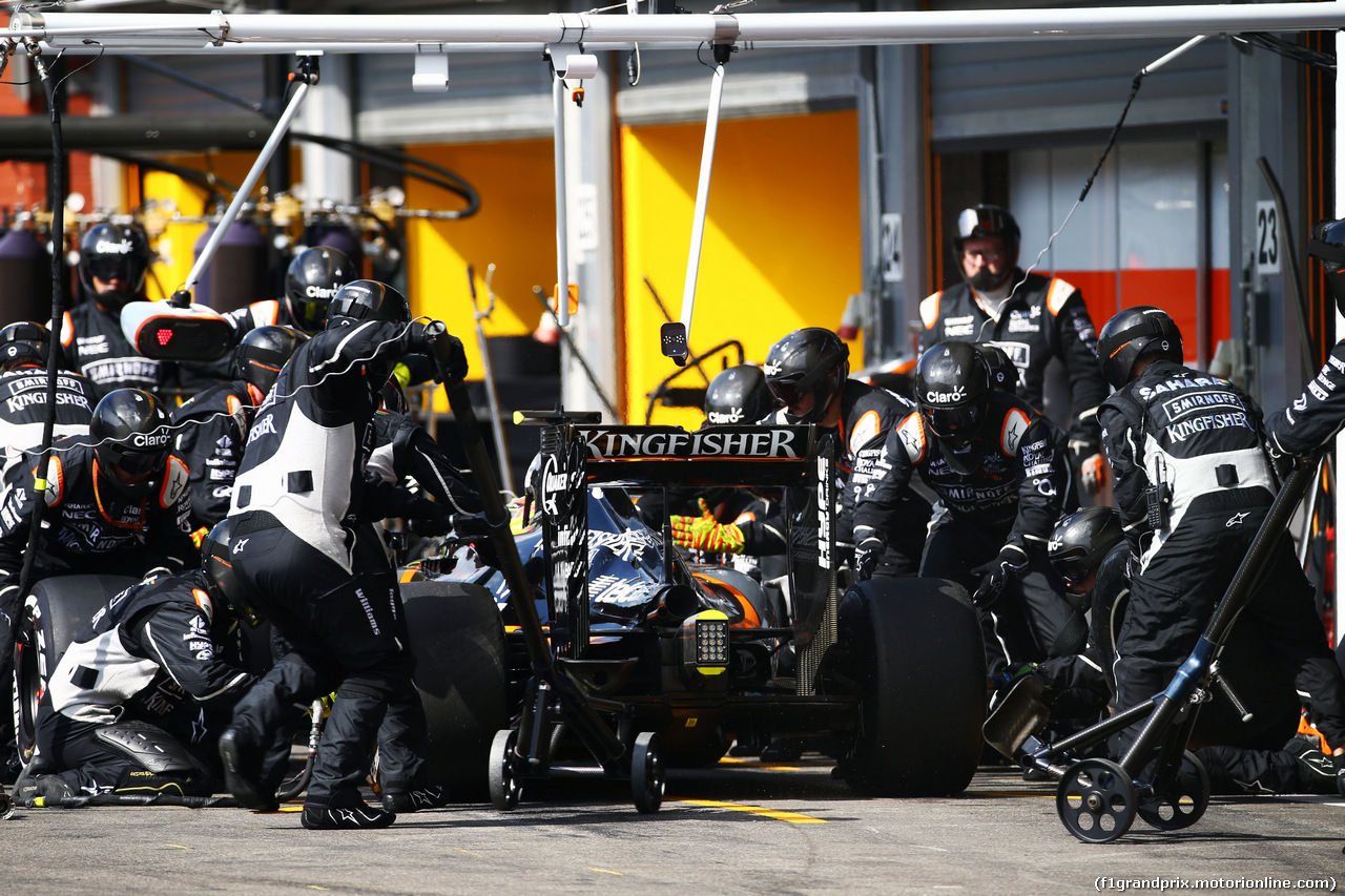 GP BELGIO, Sergio Perez (MEX) Sahara Force India F1 VJM09 makes a pit stop.
28.08.2016. Gara