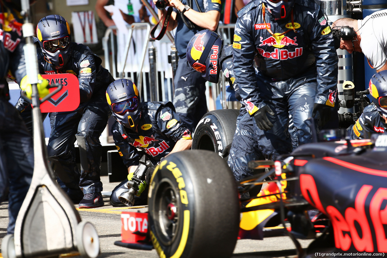 GP BELGIO, Red Bull Racing makes a pit stop.
28.08.2016. Gara