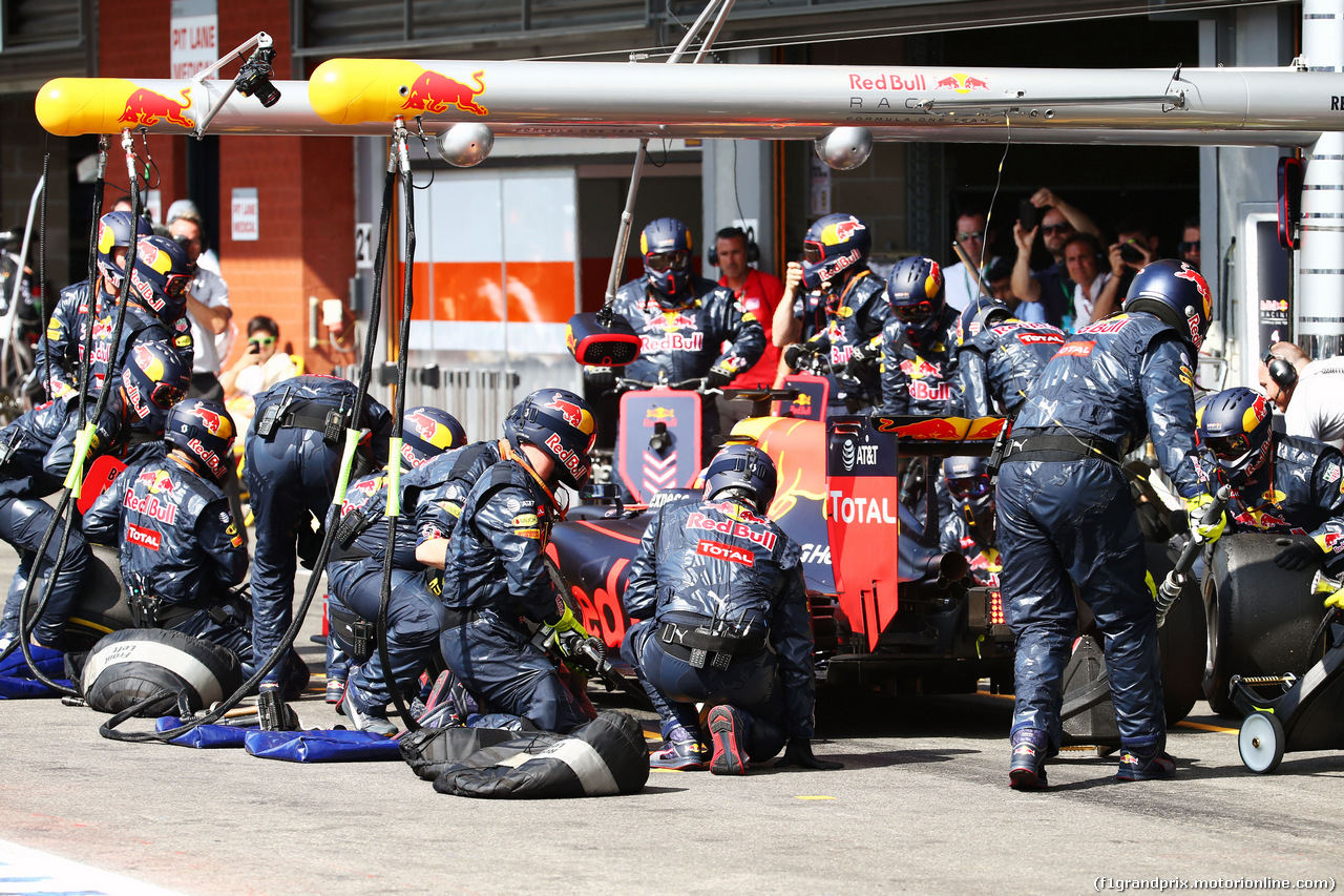 GP BELGIO, Daniel Ricciardo (AUS) Red Bull Racing RB12 makes a pit stop.
28.08.2016. Gara