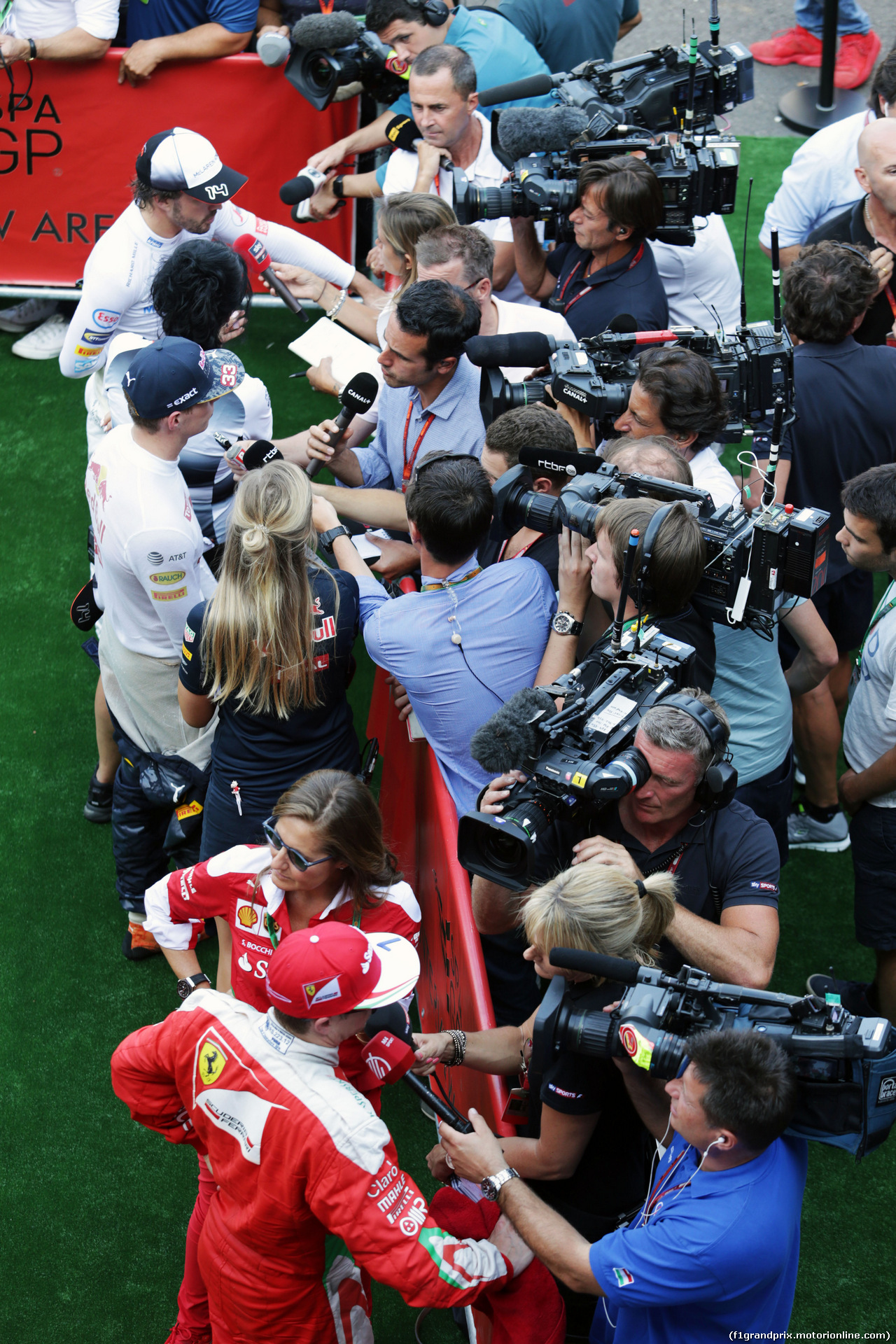 GP BELGIO, (Top to Bottom): Fernando Alonso (ESP) McLaren; Max Verstappen (NLD) Red Bull Racing; e Kimi Raikkonen (FIN) Ferrari, with the media.
28.08.2016. Gara