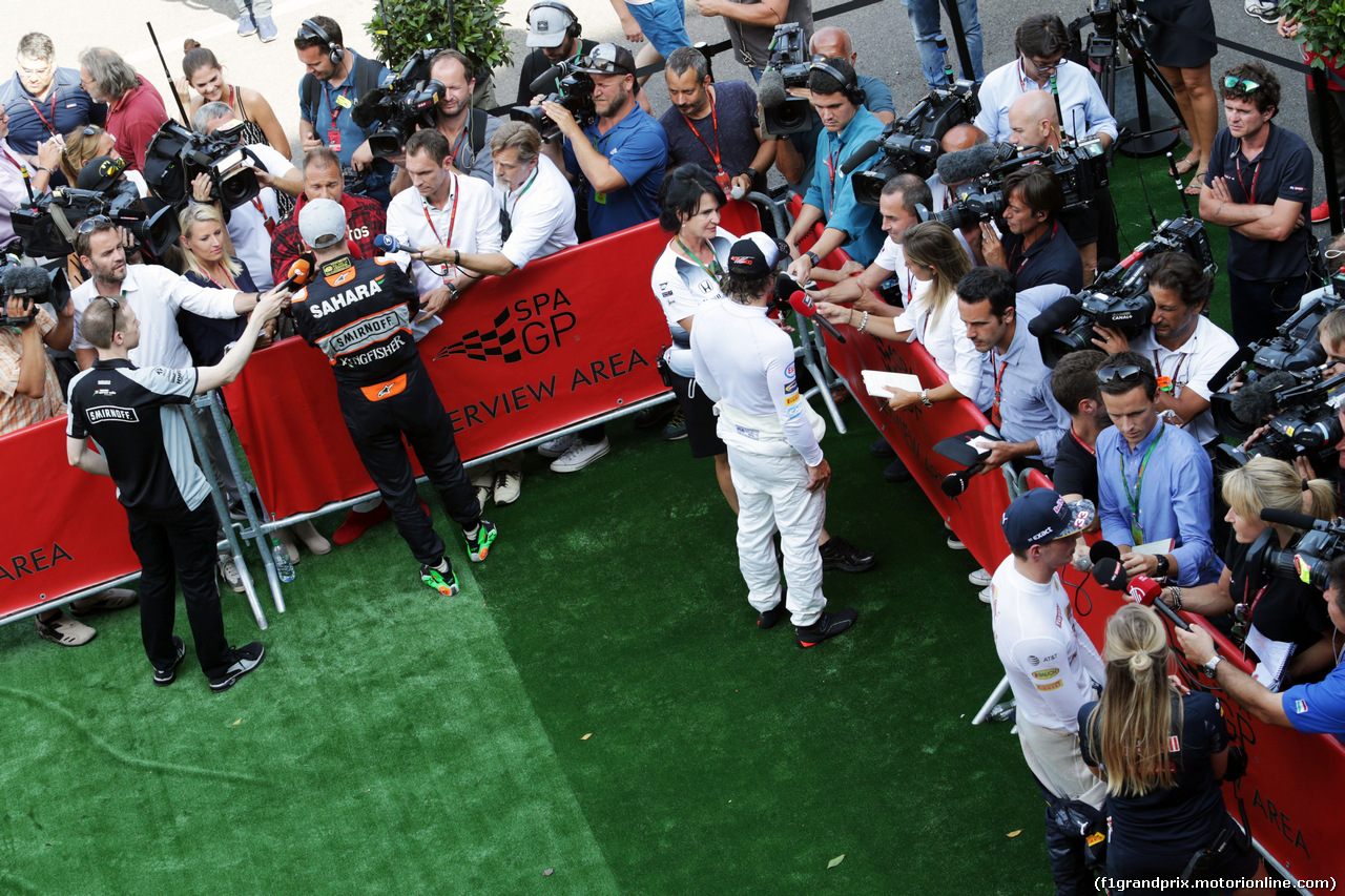 GP BELGIO, (L to R): Nico Hulkenberg (GER) Sahara Force India F1; Fernando Alonso (ESP) McLaren; e Max Verstappen (NLD) Red Bull Racing with the media.
28.08.2016. Gara