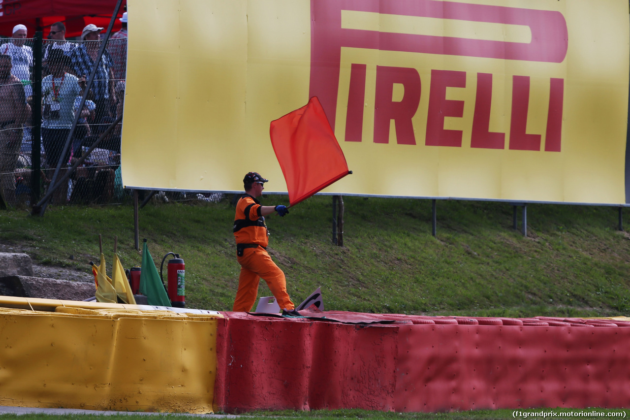 GP BELGIO, A marshal waves a red flag as the race is stoppd.
28.08.2016. Gara