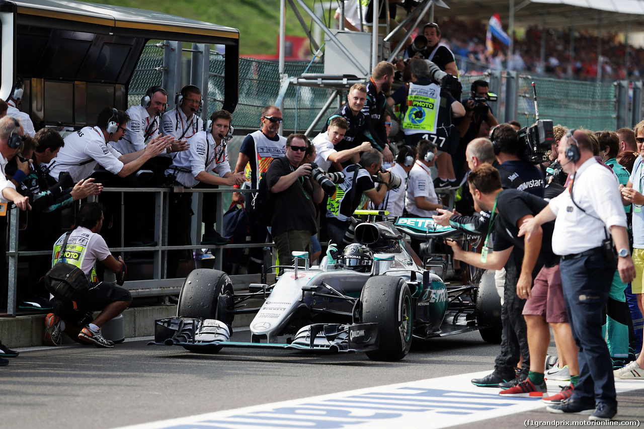 GP BELGIO, Gara winner Nico Rosberg (GER) Mercedes AMG F1 W07 Hybrid celebrates as he enters parc ferme.
28.08.2016. Gara