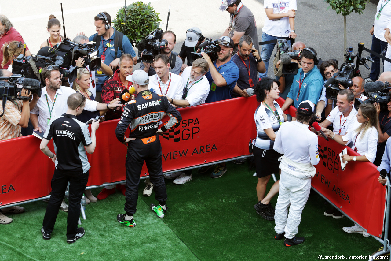 GP BELGIO, (L to R): Nico Rosberg (GER) Mercedes AMG F1 e Fernando Alonso (ESP) McLaren with the media.
28.08.2016. Gara