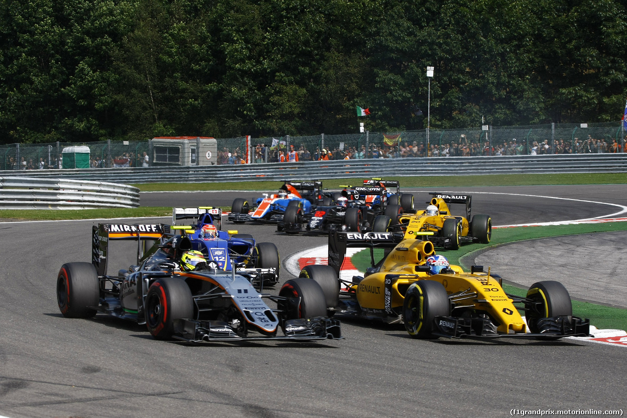 GP BELGIO, 28.08.2016 - Gara, Sergio Perez (MEX) Sahara Force India F1 VJM09 e Jolyon Palmer (GBR) Renault Sport F1 Team RS16