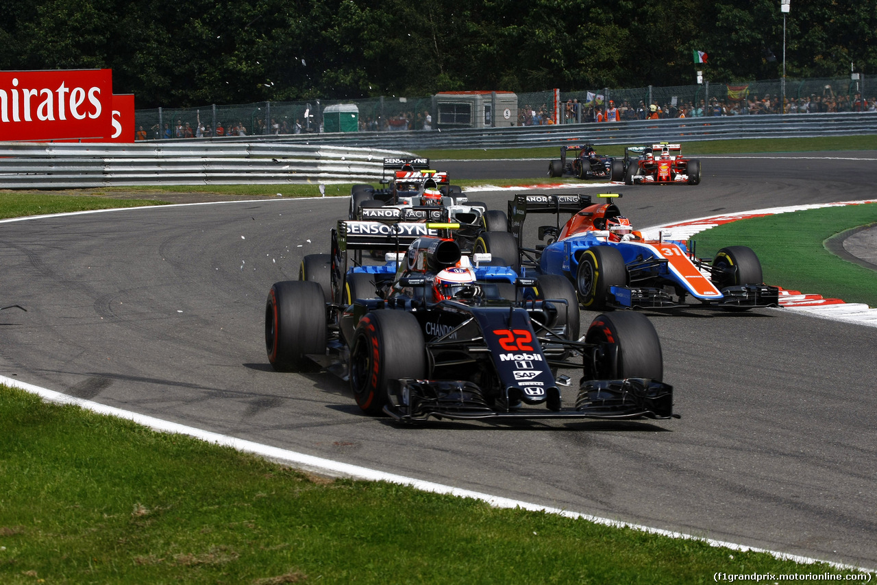 GP BELGIO, 28.08.2016 - Gara, Jenson Button (GBR)  McLaren Honda MP4-31 e Pascal Wehrlein (GER) Manor Racing MRT05