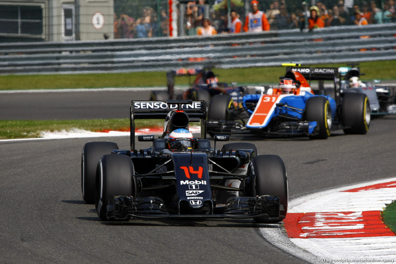 GP BELGIO, 28.08.2016 - Gara, Fernando Alonso (ESP) McLaren Honda MP4-31 e Esteban Ocon (FRA) Manor Racing MRT05