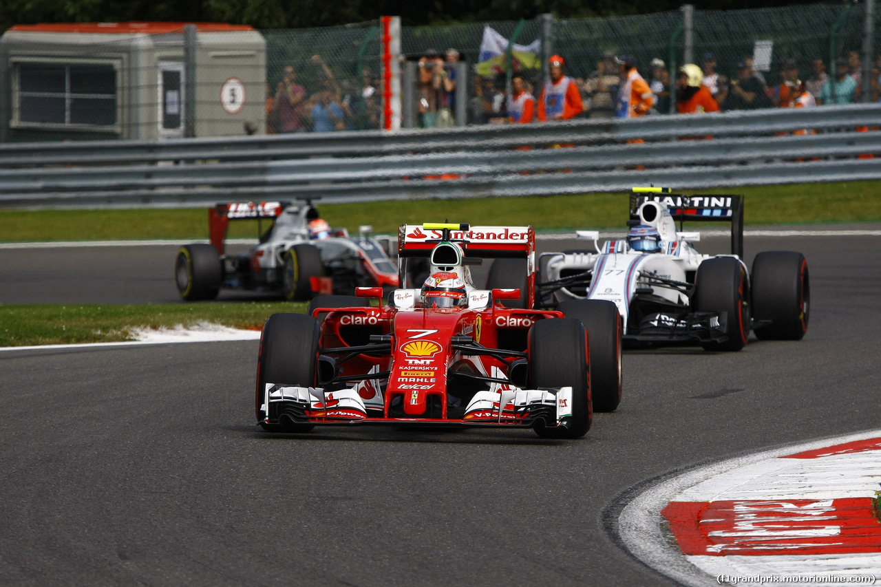 GP BELGIO, 28.08.2016 - Gara, Kimi Raikkonen (FIN) Ferrari SF16-H davanti a Valtteri Bottas (FIN) Williams FW38