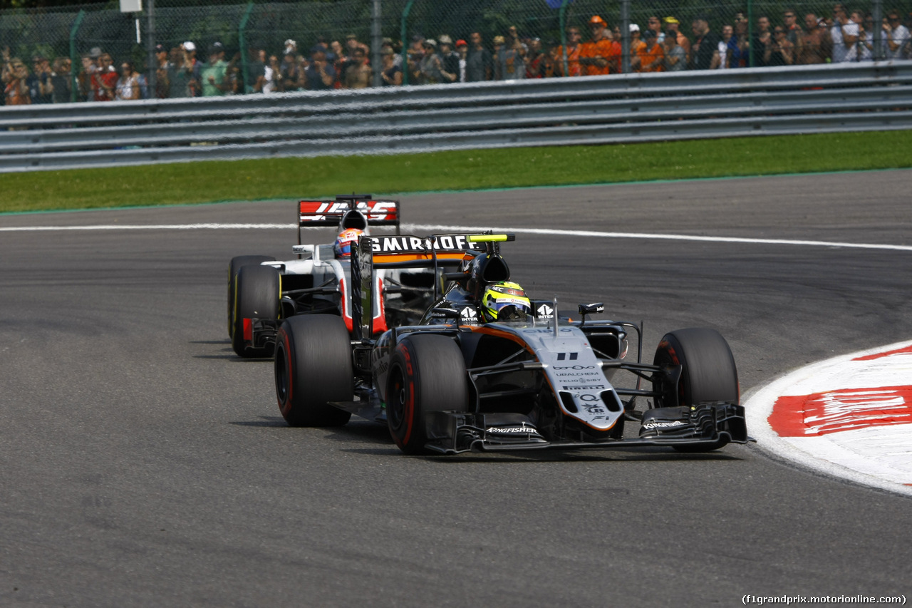 GP BELGIO, 28.08.2016 - Gara, Sergio Perez (MEX) Sahara Force India F1 VJM09 davanti a Romain Grosjean (FRA) Haas F1 Team VF-16