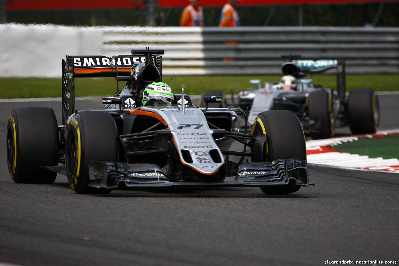 GP BELGIO, 28.08.2016 - Gara, Nico Hulkenberg (GER) Sahara Force India F1 VJM09 davanti a Lewis Hamilton (GBR) Mercedes AMG F1 W07 Hybrid