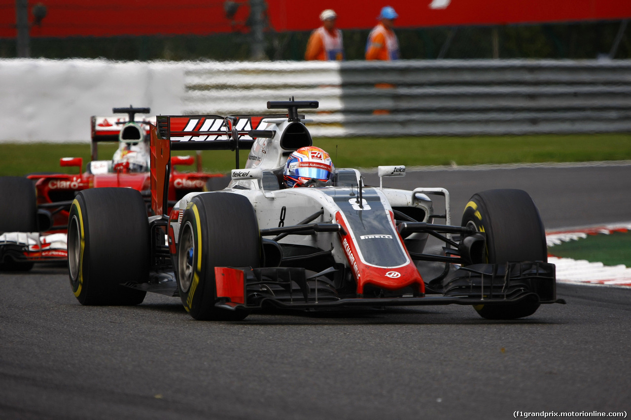 GP BELGIO, 28.08.2016 - Gara, Romain Grosjean (FRA) Haas F1 Team VF-16 davanti a Sebastian Vettel (GER) Ferrari SF16-H