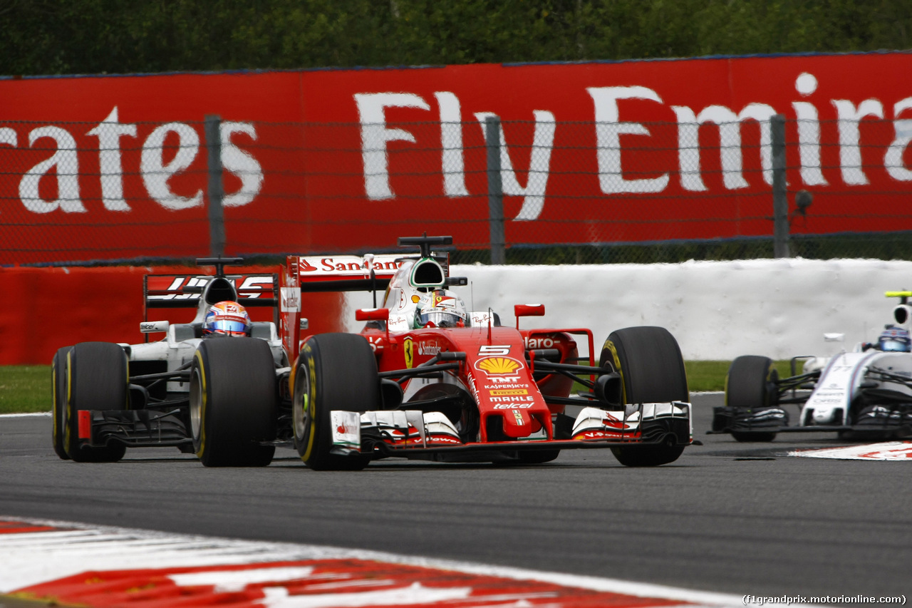 GP BELGIO, 28.08.2016 - Gara, Sebastian Vettel (GER) Ferrari SF16-H davanti a Romain Grosjean (FRA) Haas F1 Team VF-16