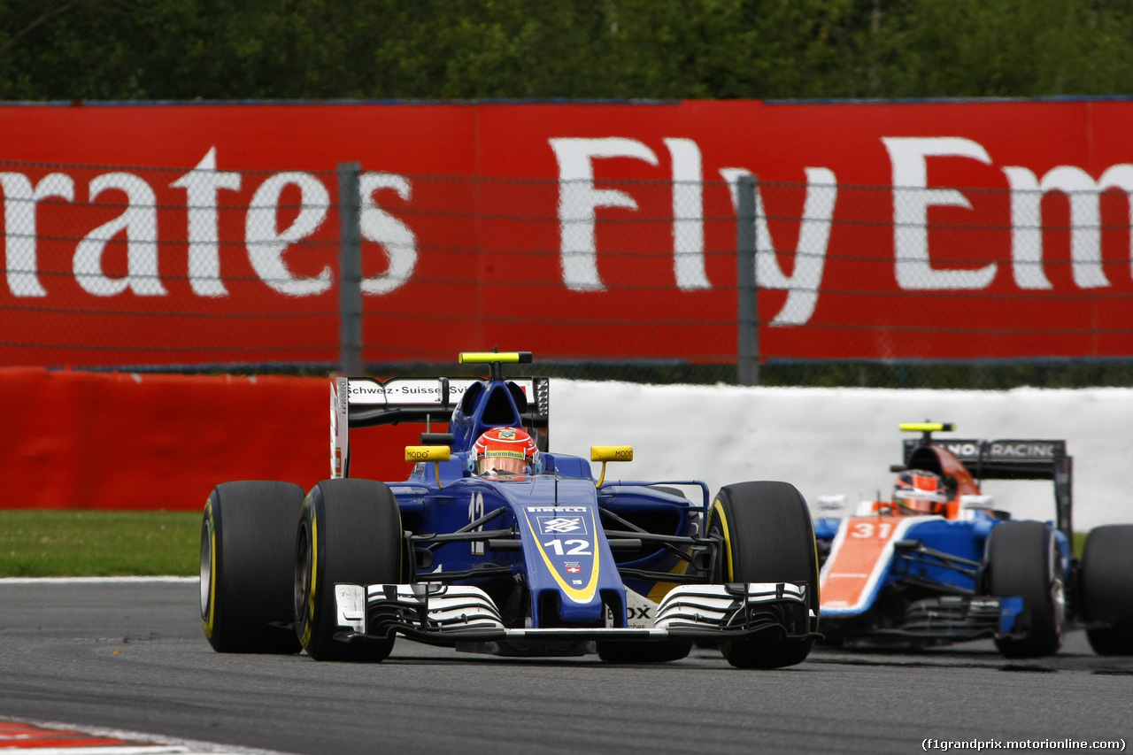 GP BELGIO, 28.08.2016 - Gara, Felipe Nasr (BRA) Sauber C34 e Esteban Ocon (FRA) Manor Racing MRT05