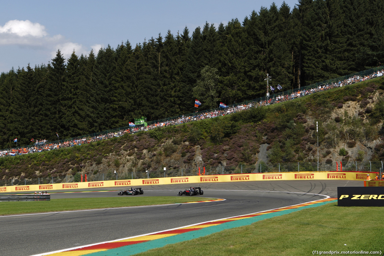 GP BELGIO, 28.08.2016 - Gara, Sergio Perez (MEX) Sahara Force India F1 VJM09 e Fernando Alonso (ESP) McLaren Honda MP4-31