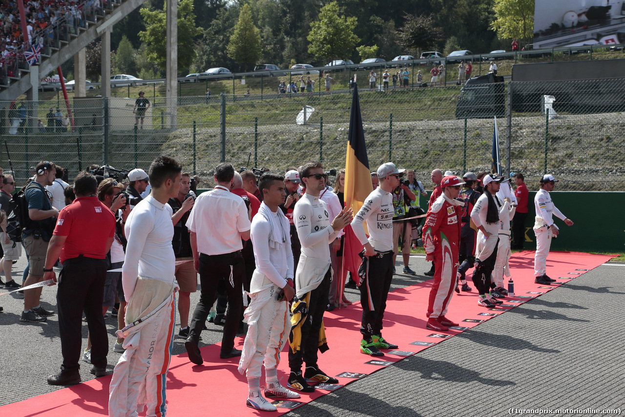 GP BELGIO, 28.08.2016 - Gara, The drives observe the national anthem