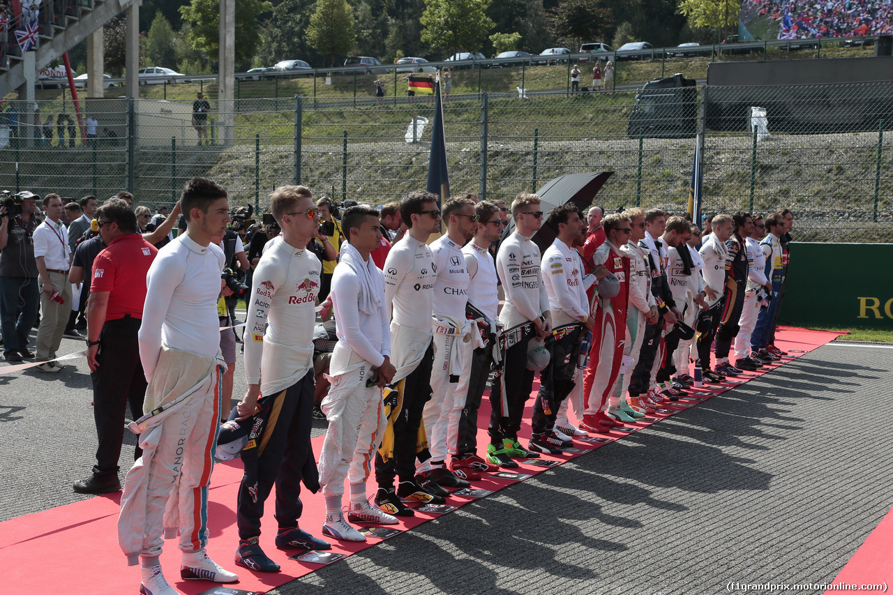 GP BELGIO, 28.08.2016 - Gara, The drives observe the national anthem