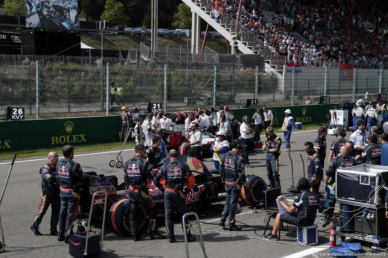 GP BELGIO, 28.08.2016 - Gara, Daniil Kvyat (RUS) Scuderia Toro Rosso STR11 in the pits as the race is stopped