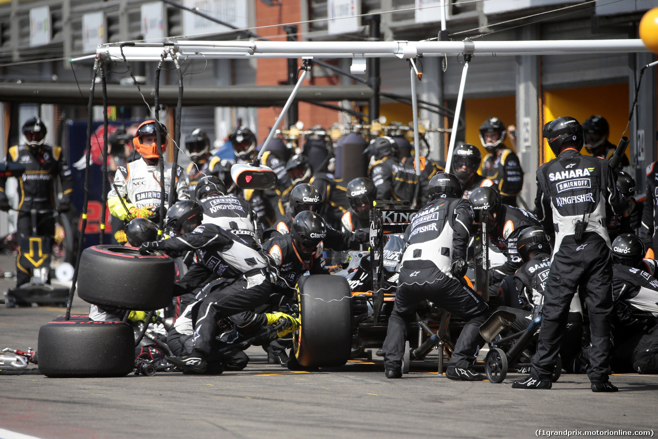 GP BELGIO, 28.08.2016 - Gara, Pit stop, Sergio Perez (MEX) Sahara Force India F1 VJM09