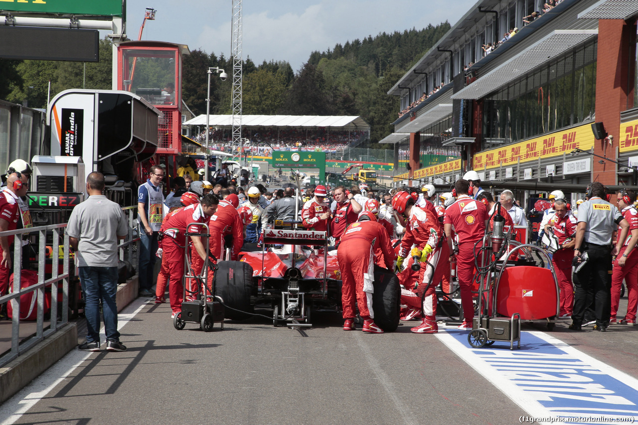 GP BELGIO, 28.08.2016 - Gara, Sebastian Vettel (GER) Ferrari SF16-H in the pits as the race is stopped