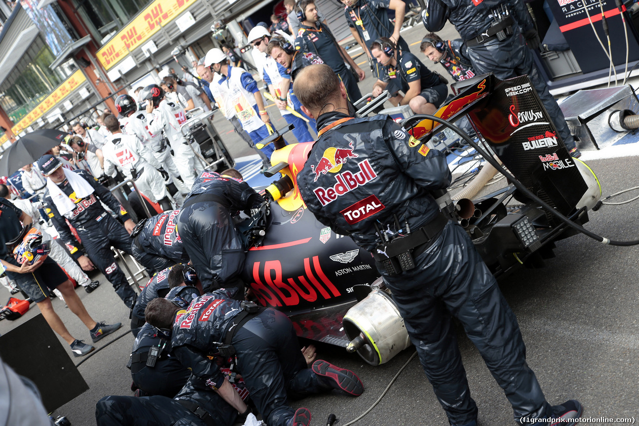 GP BELGIO, 28.08.2016 - Gara, Max Verstappen (NED) Red Bull Racing RB12 in the pits as the race is stopped