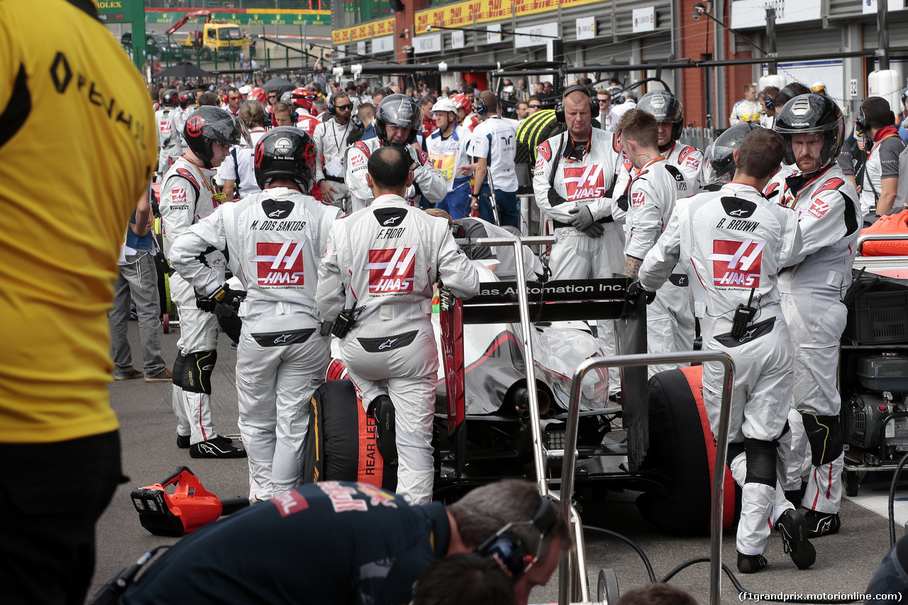 GP BELGIO, 28.08.2016 - Gara, Esteban Gutierrez (MEX) Haas F1 Team VF-16 in the pits as the race is stopped