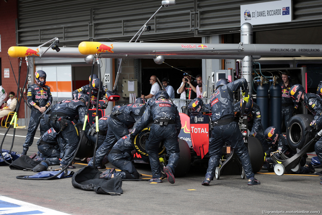 GP BELGIO, 28.08.2016 - Gara, Pit stop, Daniel Ricciardo (AUS) Red Bull Racing RB12